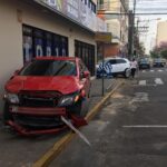 Carro invade calçada após colisão no Centro de São Leopoldo
