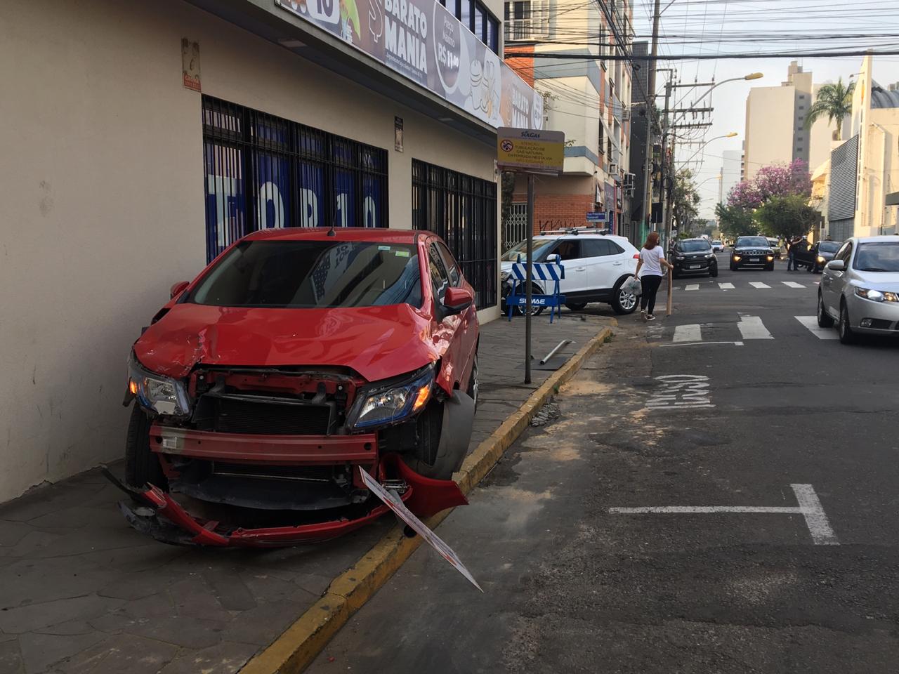 Carro invade calçada após colisão no Centro de São Leopoldo