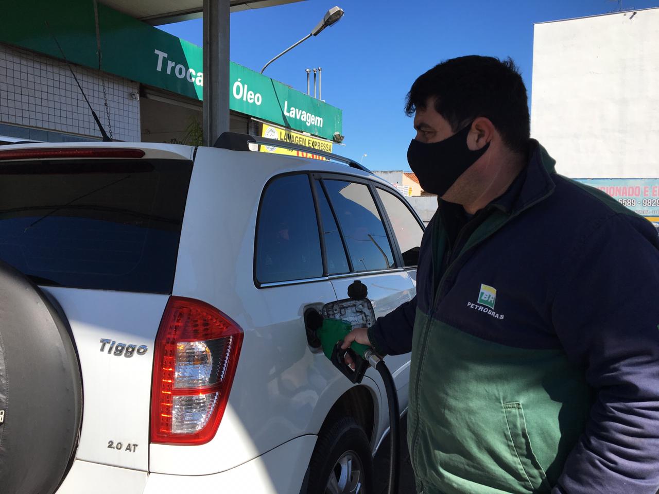 Em São Leopoldo preço do litro da gasolina comum varia de R$ 4,129 e R$ 4,549