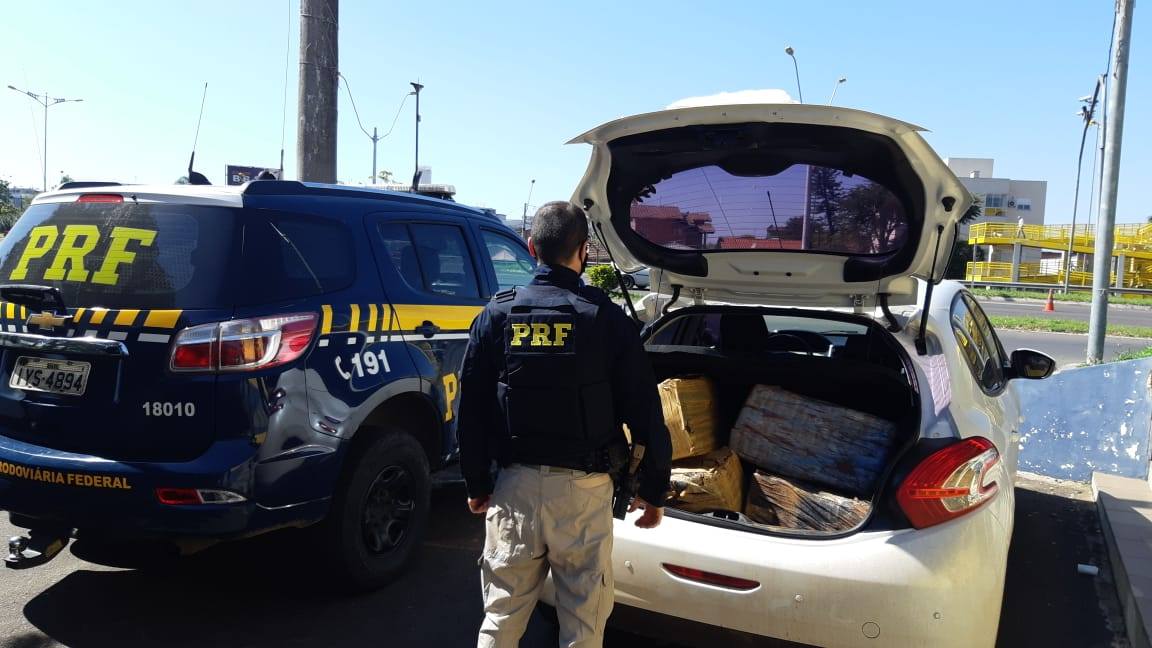 PRF prende traficantes em um carro roubado com 200 quilos de maconha em São Leopoldo