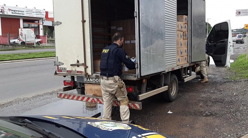 VÍDEO: PRF prende contrabandista com caminhão carregado de cigarros paraguaios em São Leopoldo