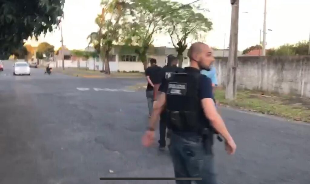 Vídeo: Polícia  desarticula ponto de tráfico distante 30 metros da 1ª DP de Sapucaia do Sul