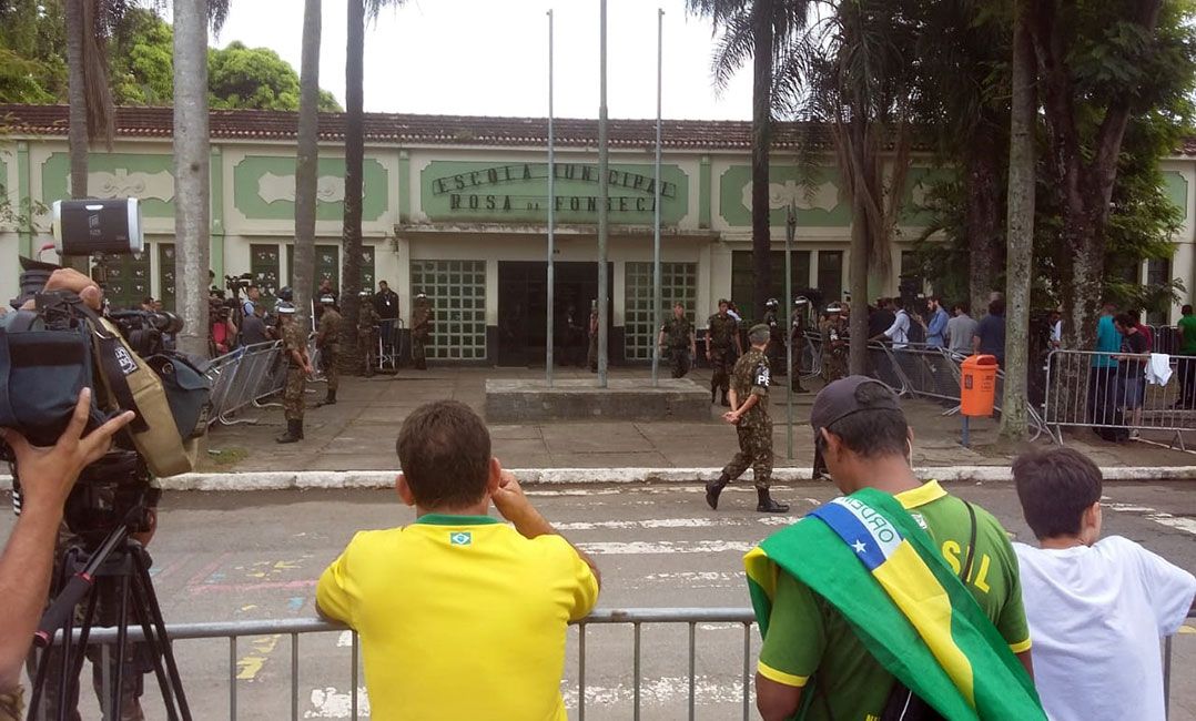 Presidente Jair Bolsonaro vota em vila militar no Rio de Janeiro