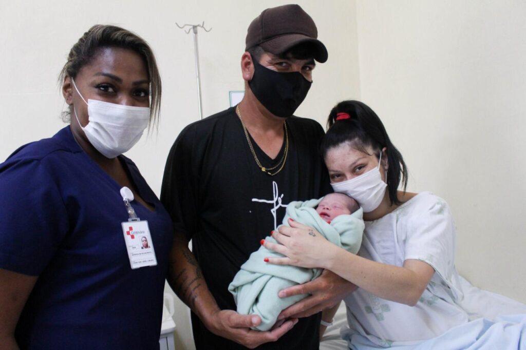 Mirella nasceu hoje, dentro de um carro de aplicativo, na porta da emergência do Hospital Centenário