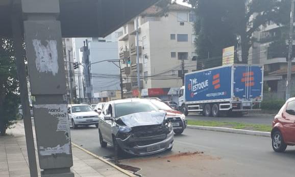 ATENÇÃO: Colisão na Avenida Dom João Becker chama atenção de motoristas e pedestres nesta manhã