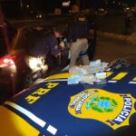 PRF recupera carro e prende casal com arma e grande quantidade de dinheiro em São Leopoldo