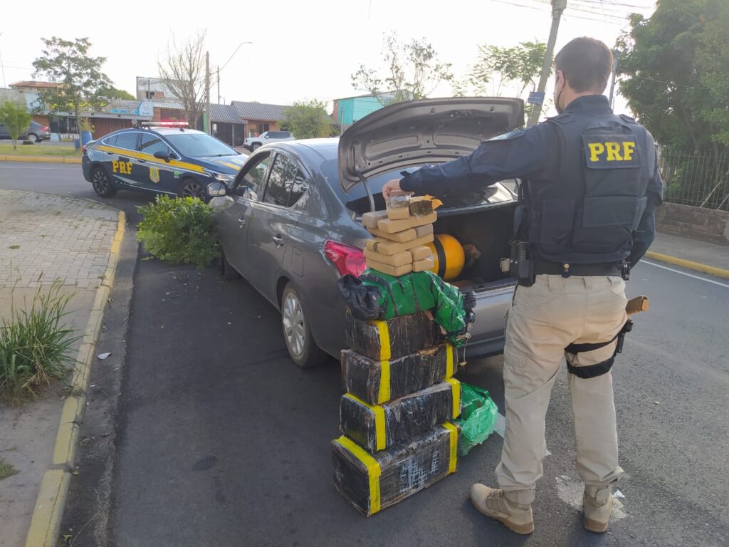 Após tentar fugir na contramão no bairro Scharlau, traficante é preso pela PRF com quase 100 quilos de maconha