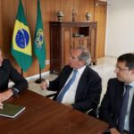 Bolsonaro diz que governo vai ofertar vacina gratuita e não obrigatória