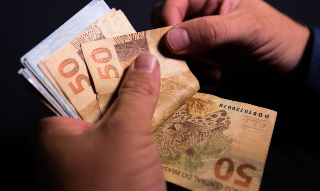 Orçamento de 2022 prevê salário mínimo de R$ 1.169