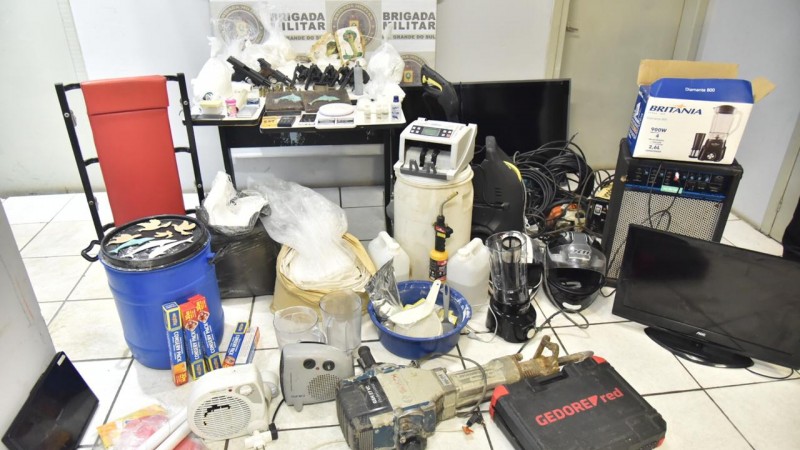 Brigada Militar desarticula laboratório de refino de cocaína e depósito de armas em Imbé