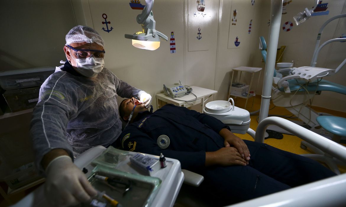 UFF desenvolve jalecos impermeáveis para dentistas na pandemia
