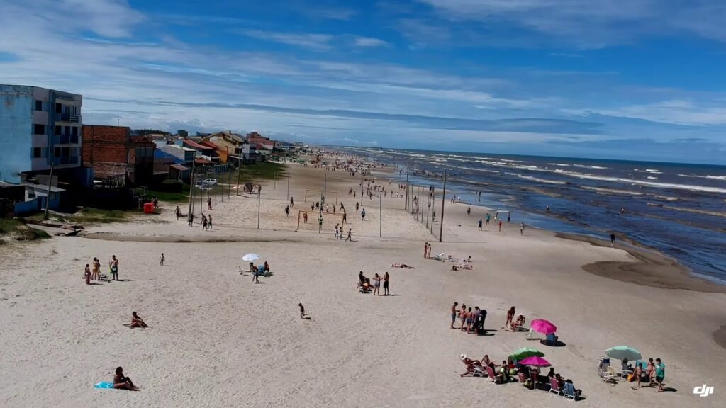 Duas mulheres são detidas após amarrarem filhos em cadeiras de praia no litoral