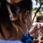 Segunda dose da vacina começa a ser aplicada em idosos acolhidos, indígenas e profissionais de saúde