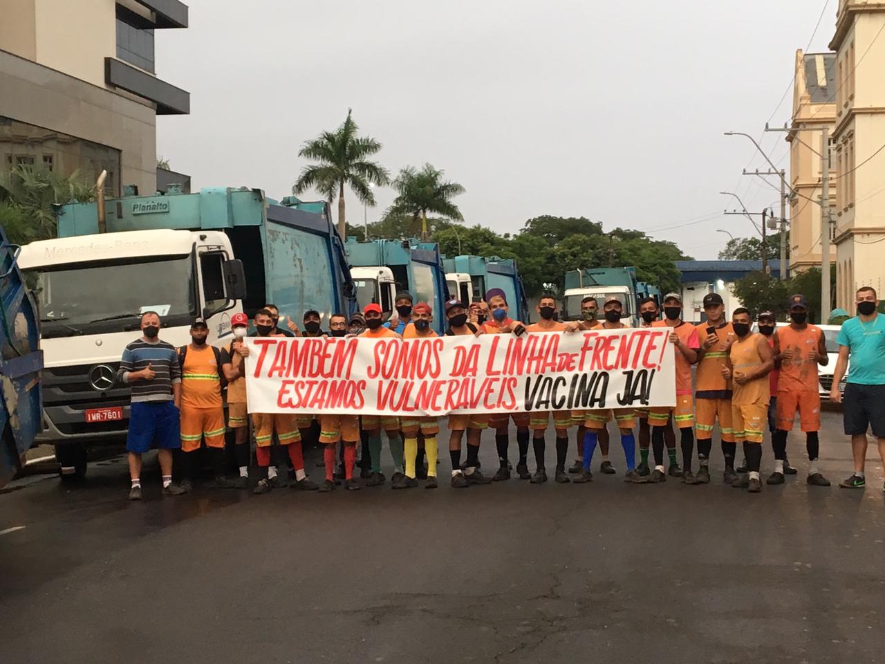 Garis de São Leopoldo fazem protesto pedindo por vacina
