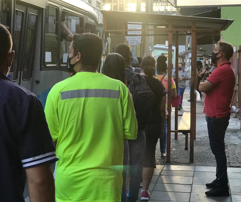 Vereador de Esteio fiscaliza superlotação em ônibus na Estação do Trensurb