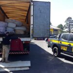 PRF apreende dois caminhões, um com placas de Sapucaia, com quase um milhão de reais em roupas importadas ilegalmente