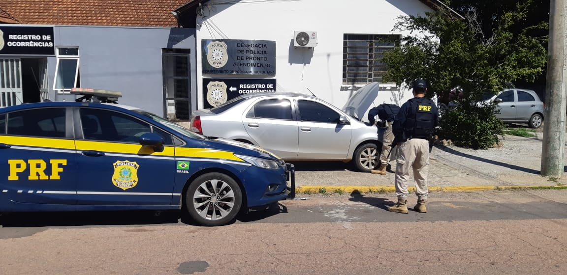 PRF recupera veículo roubado e prende dois homens em São Leopoldo
