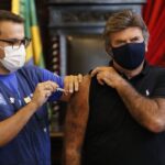 Presidente do STF toma primeira dose de vacina contra covid-19 no Rio