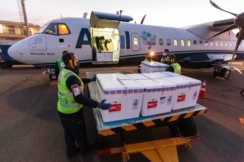 Em dois voos, RS recebe 190 mil doses de Coronavac enviadas pelo Ministério da Saúde