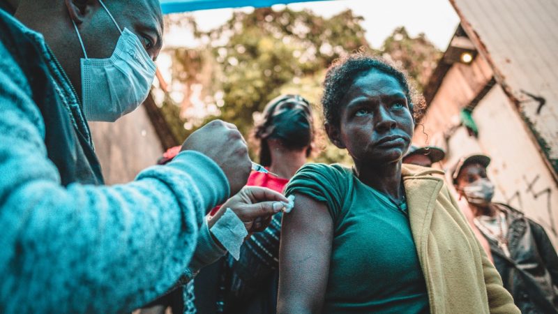 Sapucaia do Sul imuniza pessoas em situação de rua e cria abrigo para os pós-vacinados
