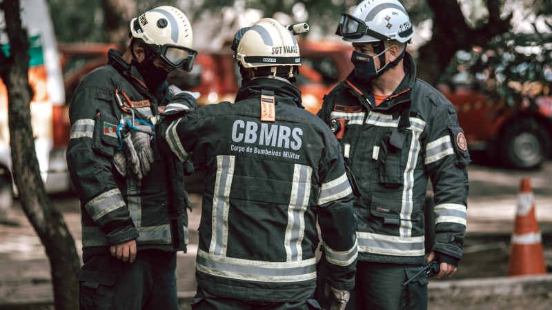 Busca a bombeiros desaparecidos em incêndio da SSP reúne 84 militares do CBMRS