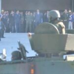 Militares desfilam na Esplanada e entregam convite ao presidente Bolsonaro