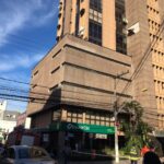 Bombeiros retiram revestimento que ficou preso nos cabos de prédio no Centro de São Leopoldo