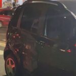Motoqueiro passa sinal vermelho e  bate na traseira de carro com casal e filha de 5 anos no Centro de São Leopoldo
