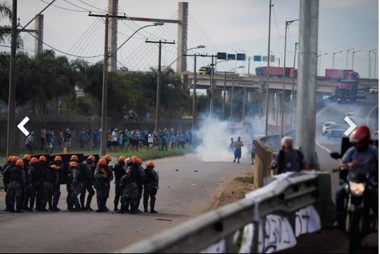 Reapresentação do Grêmio é marcada por protesto de torcedores e apedrejamento de ônibus
