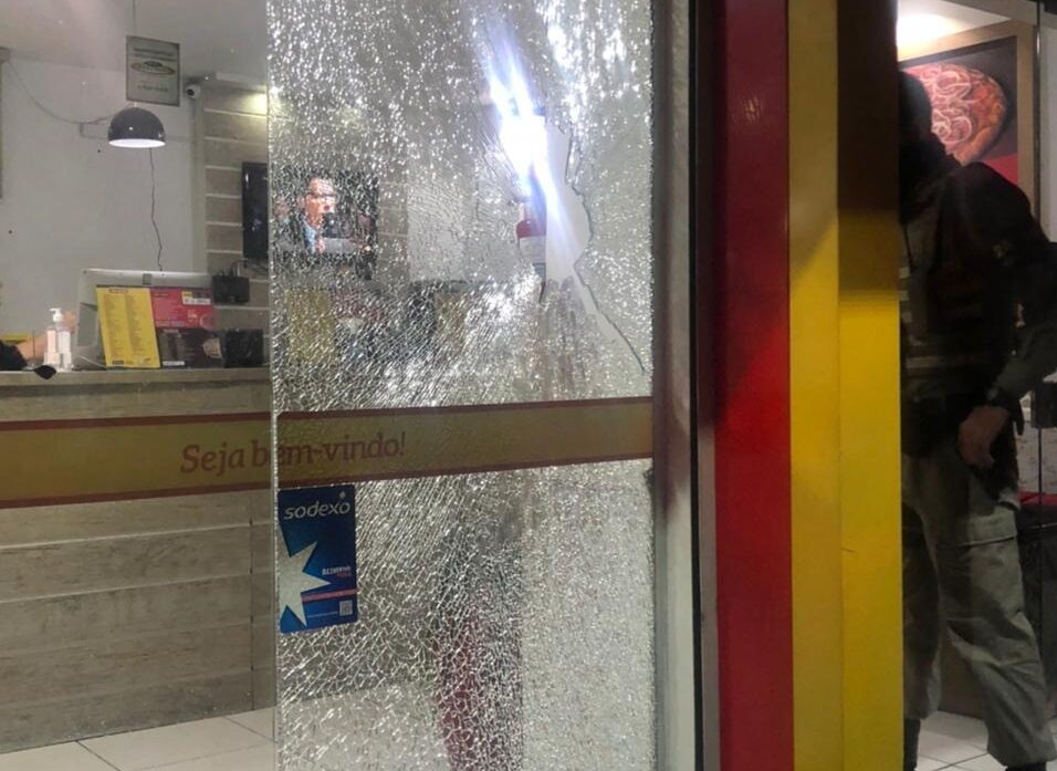 São Leopoldo: Briga de mulheres; PM agredida e vidro quebrado em uma pizzaria marcaram a noite de domingo