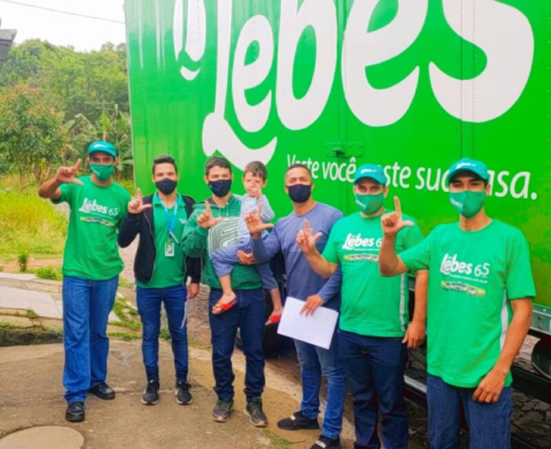 Morador de São Leopoldo ganha um caminhão de prêmios das Lojas Lebes