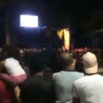 Vídeo: Calçada desaba e pessoas caem em rio durante evento de Natal em Joinville