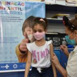 Escolas Chico Xavier e Maria Edila iniciam a vacinação decentralizada para crianças a partir de 5 anos