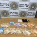 COHAB/DUQUE: Dupla escondia cocaína e R$ 7 mil em fundo falso no painel de um Siena