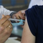 Unidade Móvel da vacinação estará na Escola Rui Barbosa e Irmão Weibert, além do ponto fixo na Ginástica
