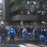 Protesto no Fórum de São Leopoldo pede liberdade de homem que não teve audiência de custódia por falta de efetivo do Estado