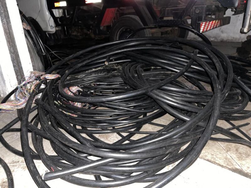 Polícia encontra duas toneladas de fios, cabos e máquina para triturar o material roubado