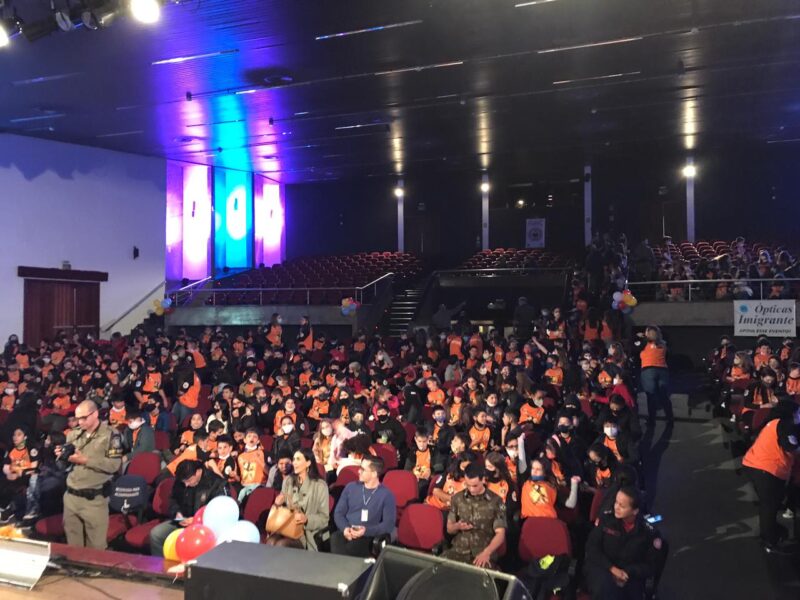 Mais 600 estudantes de 9 escolas, entre públicas e particulares de São Leopoldo, recebem certificados do PROERD