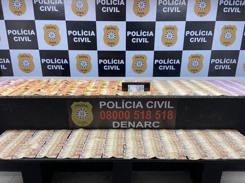 Agentes do Denarc apreendem R$ 20 mil em ação contra tráfico de drogas no bairro São José