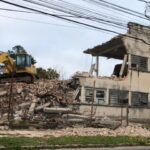 POR JULIANO PALINHA: Mesmo em atividade, prédio histórico da empresa Amadeo Rossi começa a ser demolido