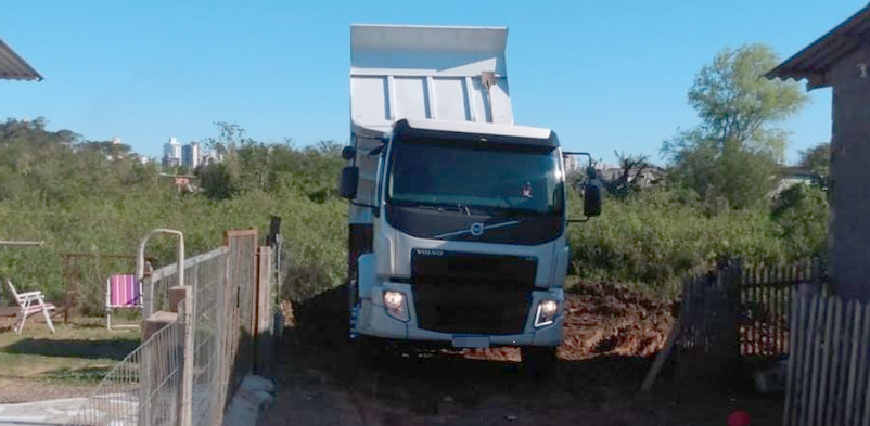 Caminhão é flagrado pela fiscalização da Semmam por descarte irregular em área de preservação