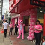 Liga Feminina de São Leopoldo faz ação na Rua Independência para incentivar a prevenção do câncer de mama