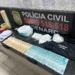 Homem é preso no bairro Canudos com droga, dinheiro e camisa da polícia civil