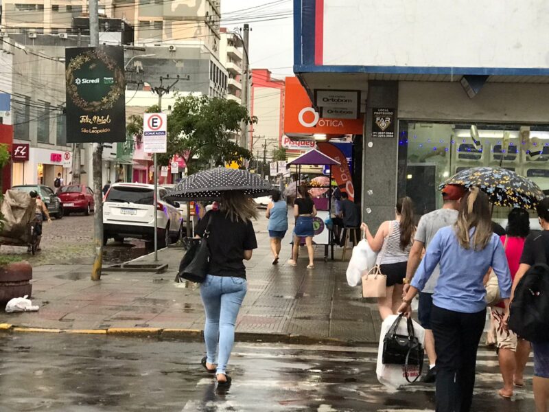 Massa de ar frio traz chuva e promete esfriar o Carnaval do RS