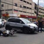 Acidente entre moto e carro na rótula da Avenida Feitoria com Pedro Américo deixa trânsito lento