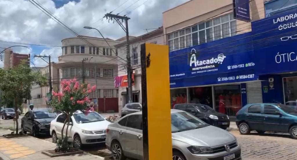 ATENÇÃO: Enxame de abelhas se formando na Rua Independência em São Leopoldo