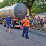 Por causa de rompimento de rede sob os trilhos do Trensurb, prefeitura de Sapucaia disponibiliza caminhões pipa