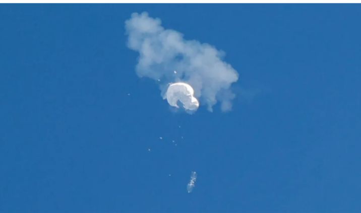 EUA derrubam suposto balão espião chinês no oceano