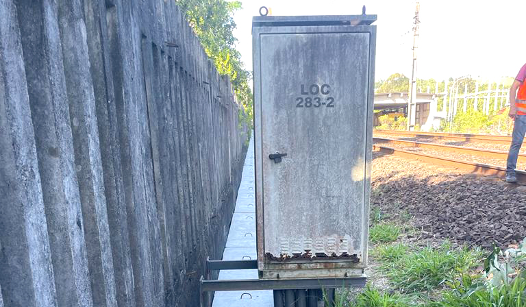 Trensurb instala 5  quilômetros de placas de concreto nos trilhos para evitar roubos de cabos