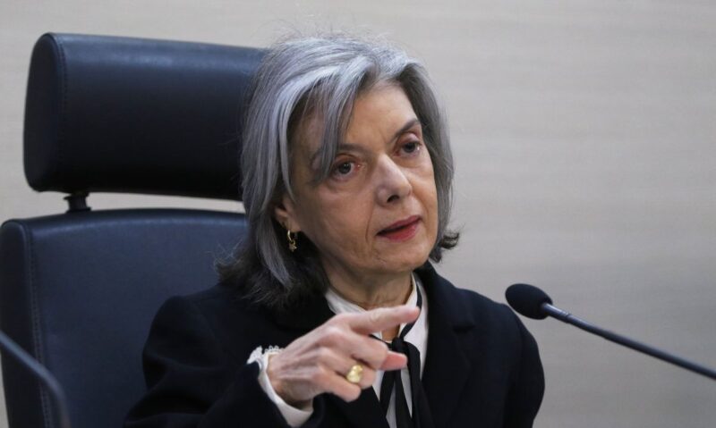 Cármen Lúcia envia processos de Bolsonaro para a Justiça comum
